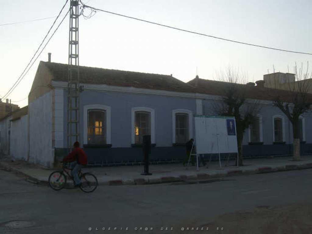 IMGP4084 angle ecole des filles.jpg
